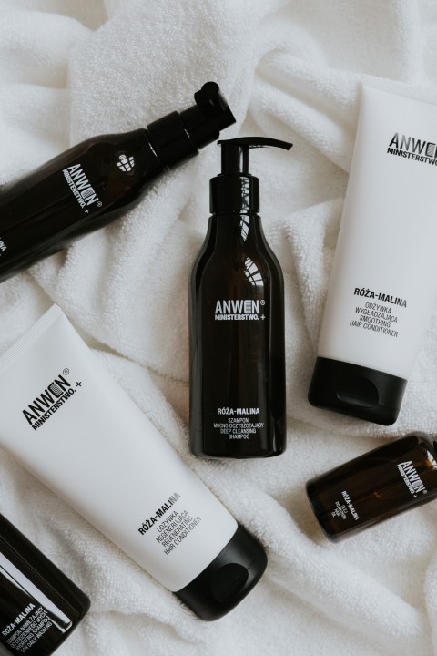 Rose-Himbeere - tiefenreinigendes Shampoo Anwen + Ministerstwo.
