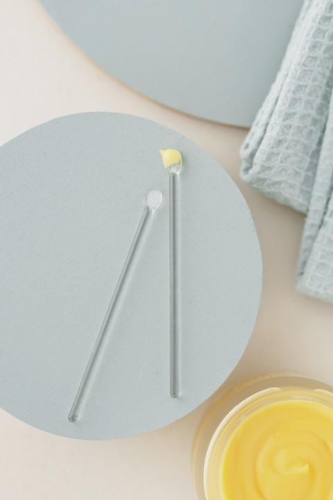 Glass spatula for creams and balms