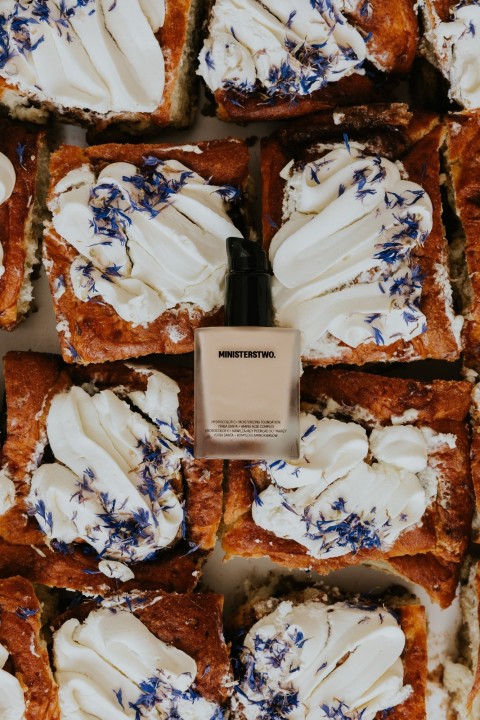 No. 60 Cinnamon Roll - nawilżający podkład do twarzy